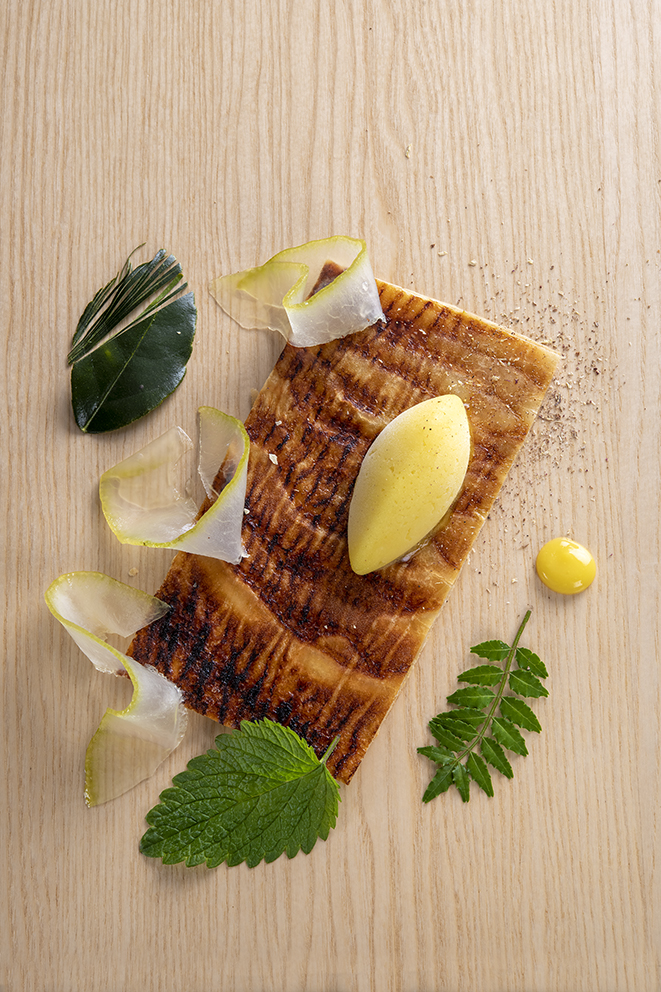 Acidulée, fine pâte à l’ancienne garnie de kalamansi, cédrat confit et sorbet parfumé, mélisse & sancho