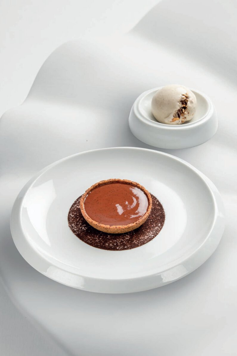 Tarte chaude au chocolat, sauce maury, glace à la vanille de tahiti