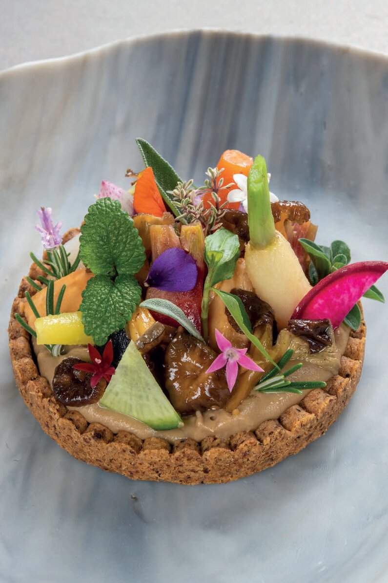 Tartelette de légumes et champignons des bois, crème de cèpes et herbes du jardin