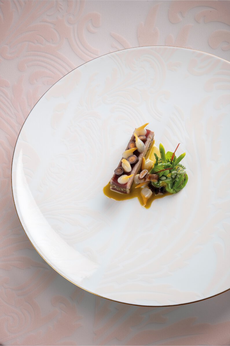 Thon rouge de saint-jean-de-luz, vinaigrette de pouce-pieds, mayonnaise fleurie iodée