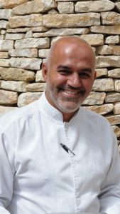 Cyril Mendes, nouveau chef de La Table du Mas, le restaurant gastronomique du Mas des Herbes Blanches