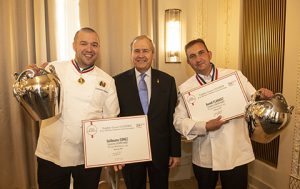 Benoît Flahault et Guillaume Gomez reçoivent le Trophée Gosset Celebris, pour le concours « L’Assiette Gourm’hand »