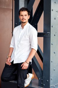 Juan Arbelaez signe la carte de Froufrou à Paris