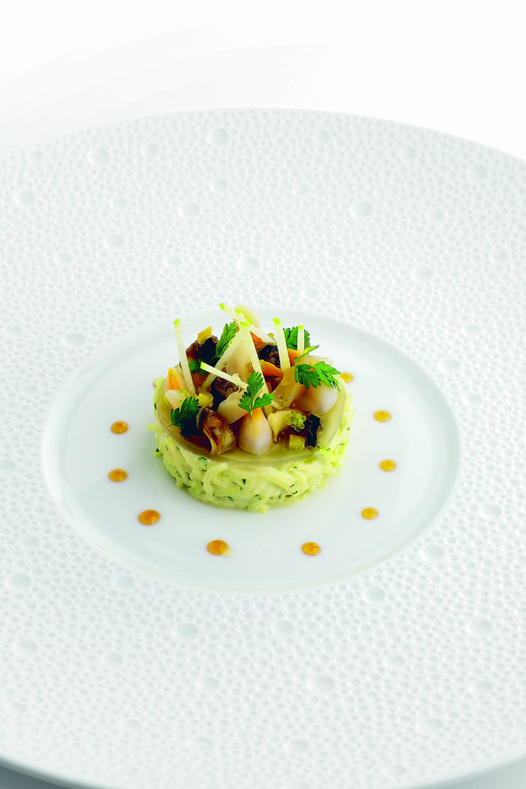 Chou-rave et granny smith façon rémoulade au wasabi, petits coquillages du Bassin, citron confit et tobiko