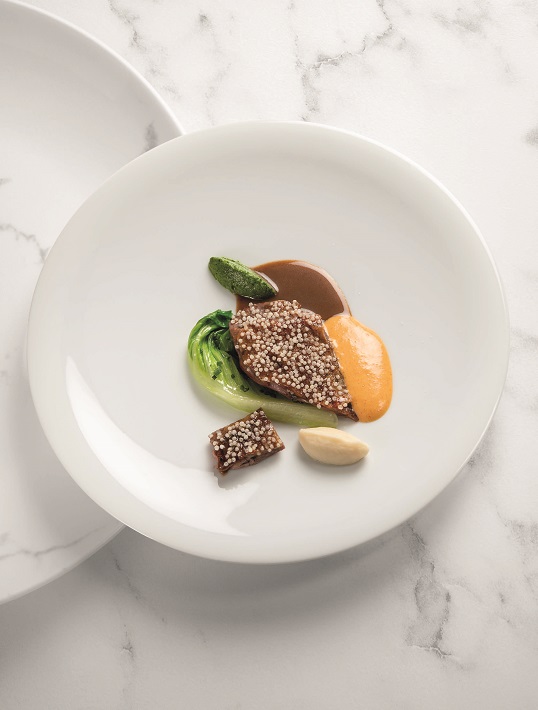 Pigeon en saumure, romaine braisée, purée de céleri, condiment cresson-wasabi et sauce maltaise