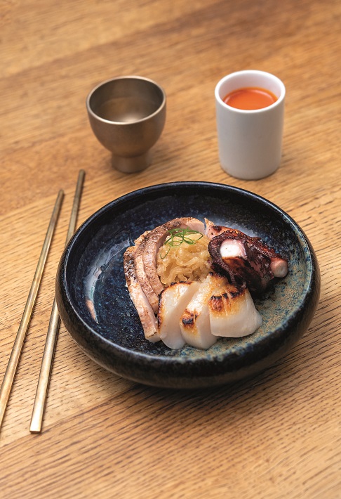 Mulhoe (물회), aux fruits de mer, sauce épicée coréenne