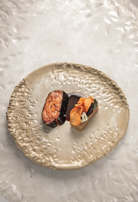 Foie gras de chez jean poux, millefeuille de topinambours à l’ail noir et jus de canard