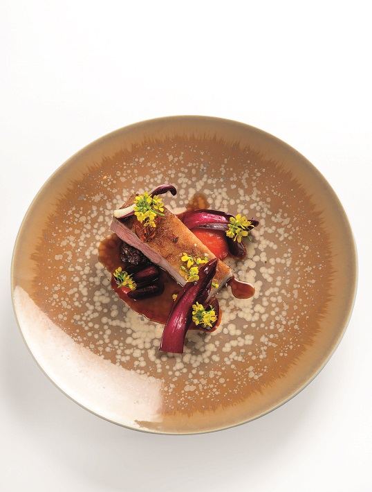 Carré d’agneau de lait, panoufle, piperade et condiment soubressade