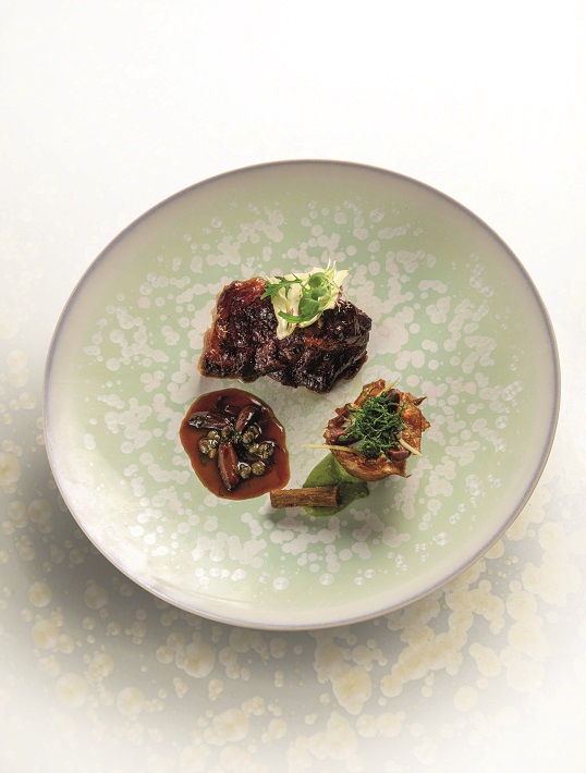 Gigot d’agneau de lait confit, artichauts à la juive et pesto de menthe