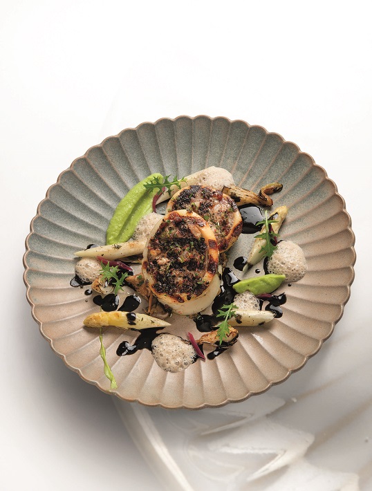 Terre mer d’encornets, asperges et oignons nouveaux