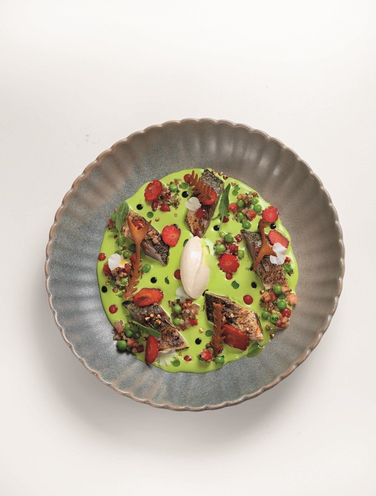 Maquereau grillé à la flamme, petits pois, fraises, sarrasin