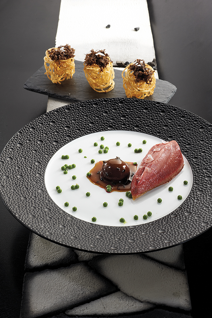 Pigeonneau de nid « ferme Théo Kieffer », betterave rouge en fine purée, pistache et truffe noire