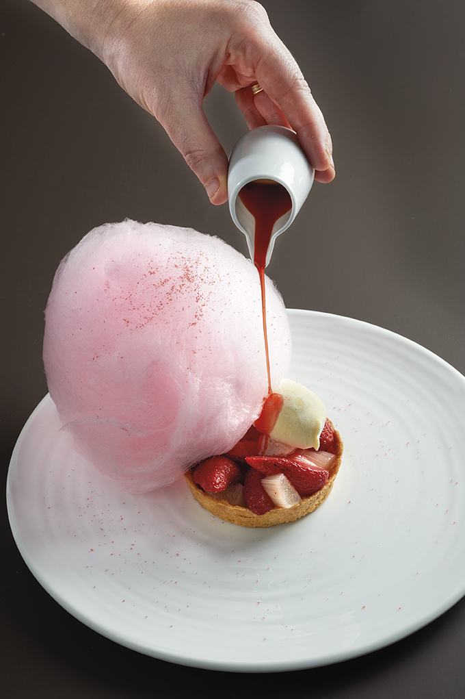 Tarte rhubarbe et fraises confites poivrées, crème glacée à la vanille et barbe à papa