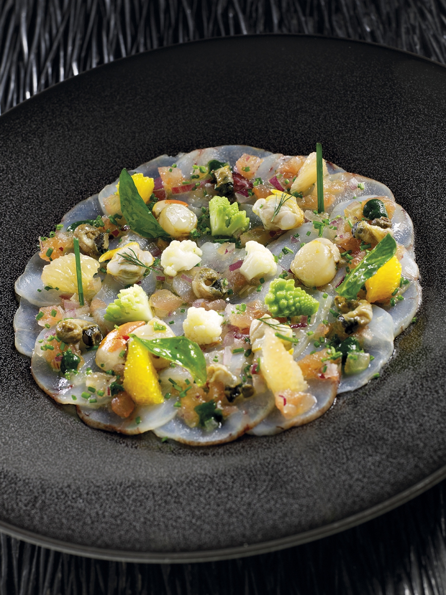 Carpaccio de lotte fumée, bigorneaux et coques au naturel, vinaigrette aux aromates acidulés