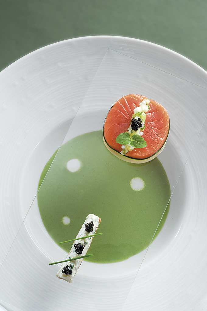 Dos de saumon Balik mi-cuit, crème acidulée et caviar d’Aquitaine de la maison Prunier