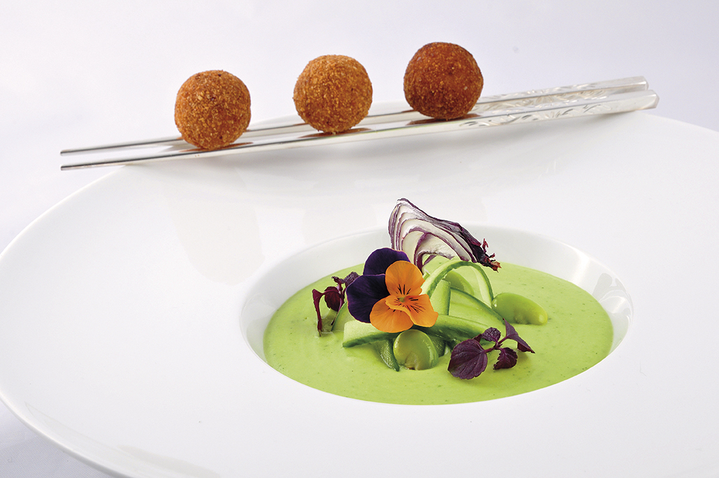 Velouté de fèves à la menthe, cromesquis aux épices orientales