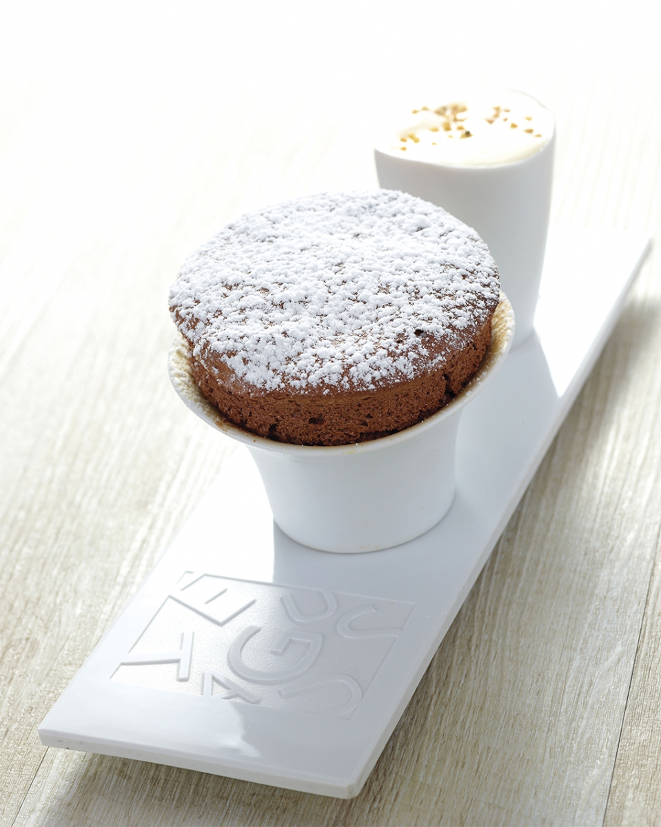Soufflé au chocolat « Pur Caraïbe » 70 %, glace au miel de maquis et pollen de Monsieur Bergheaud