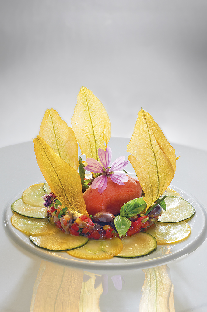 En hommage à Roger Vergé, « le poupeton », fleur de courgette crystal farcie d’un sorbet poivron, marinade catalane aux anchois de l’Escala et huile d’olives maturées
