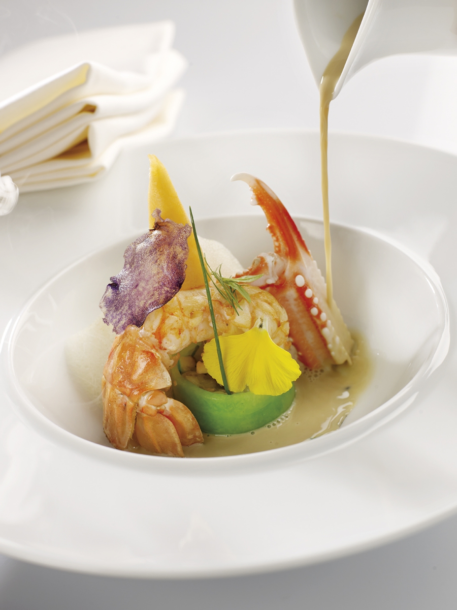 Bouillon coquillages et crustacés saveur d’Asie, langoustines en tartare et tempura Assiette