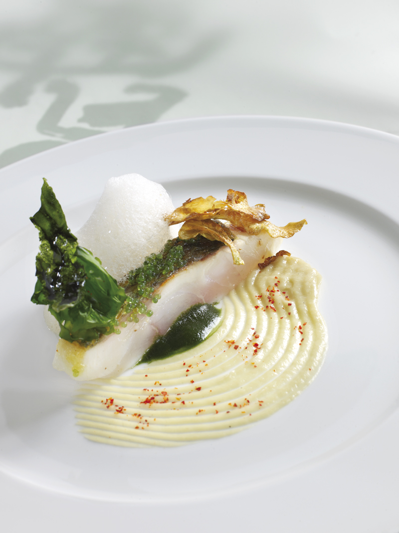Bar de ligne demi-sel, artichauts poivrade, algues dulce et miso