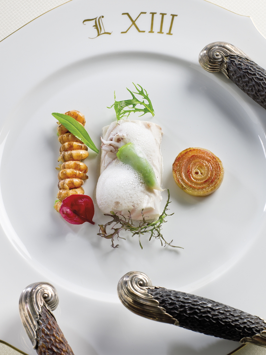 Bar de ligne et encornet farci aux blettes, sauce champagne