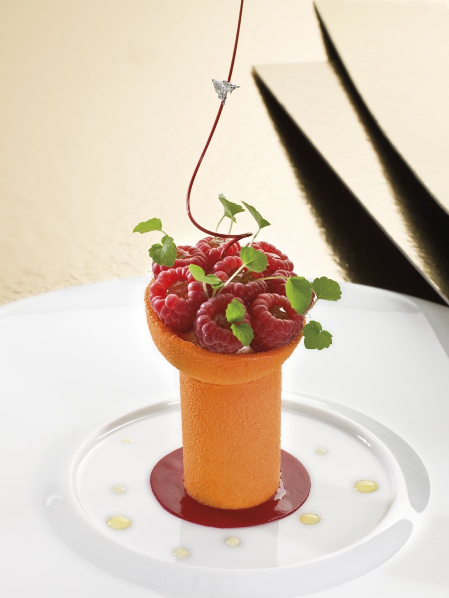 Mousse et suprêmes de mandarine, crémeux acidulé, framboises garnies, réduction de mandarine, biscuit amande citron