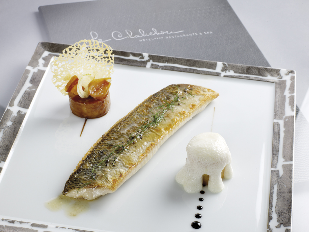 Féra cuite légèrement meunière – pela à notre façon, pommes – lard – oignons – reblochon