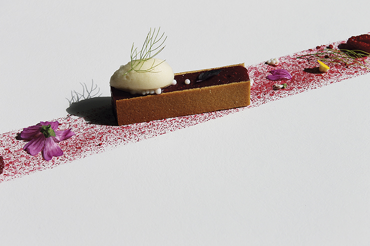 La framboise prise en gelée entre deux tuiles, sorbet pamplemousse badiane, billes de lait anisé