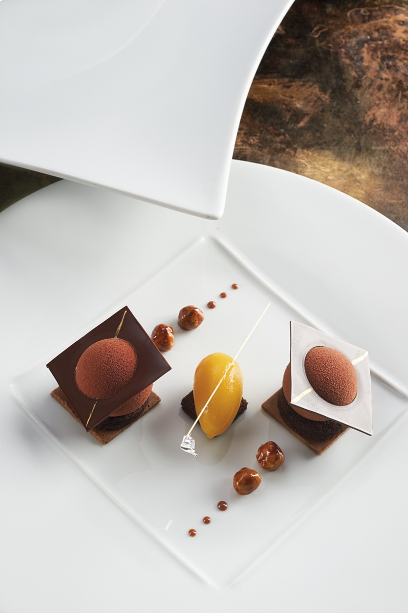 Sphère chocolat au cœur praliné, sorbet passion