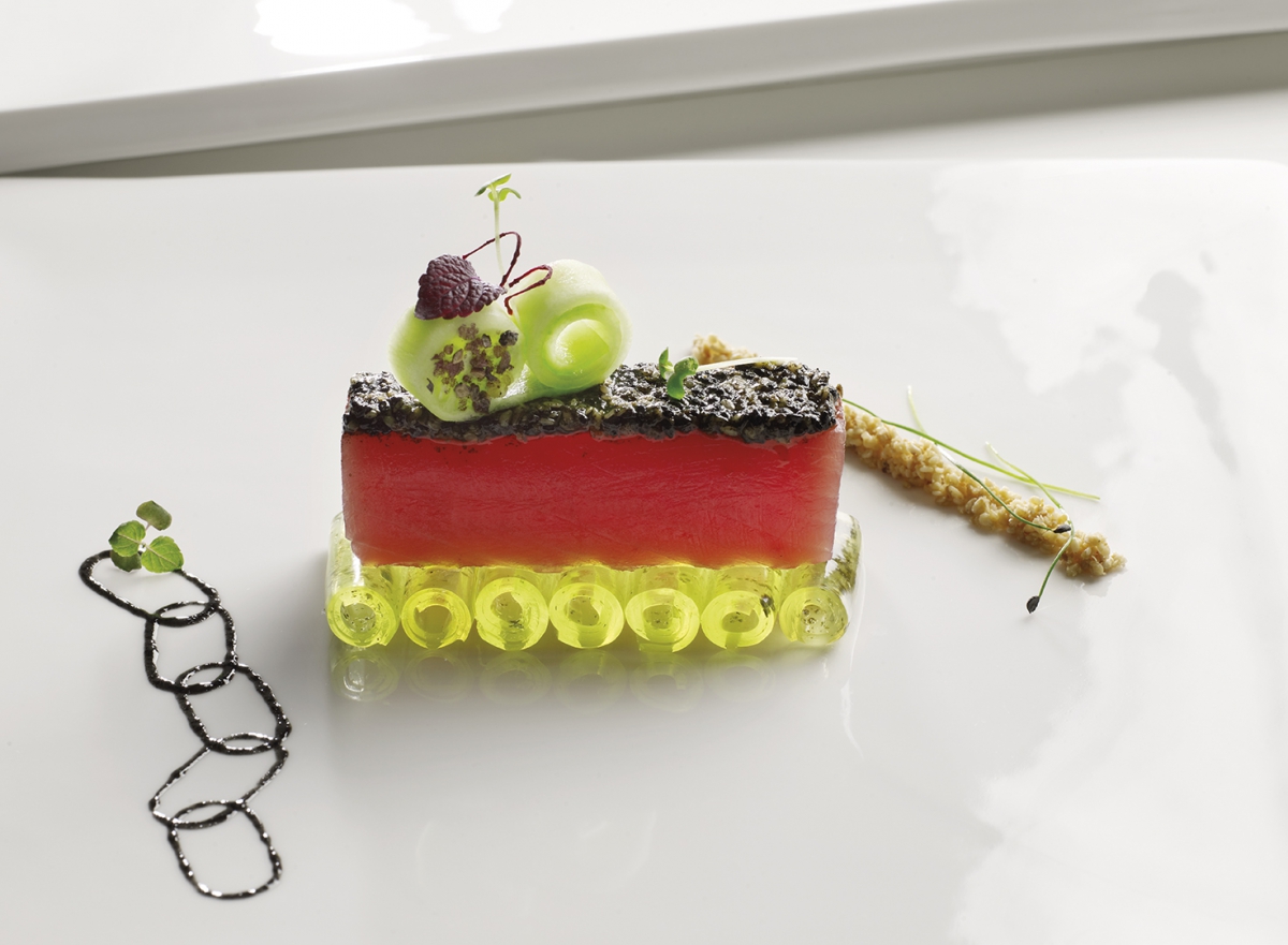 Thon en grawlax aux condiments asiatiques, gelée de concombre et nori
