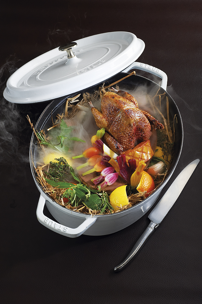 Pigeon royal de Bresse cuit au « Staub », légumes croquants du jardin