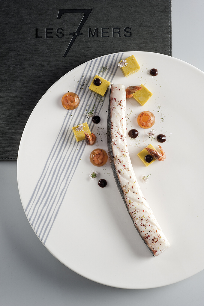 Filet de bar sauvage parfumé au beurre marin, flan de camus épicé, crevettes grises en fine gelée