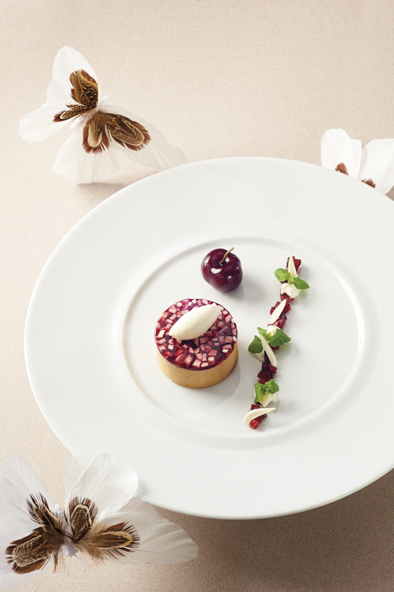 Foie gras des Landes confit, cerises et amandes fraîches