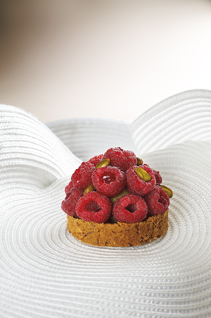 Crumble dragées et framboises fraîches