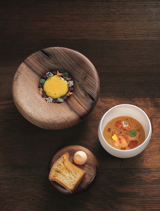 Écrevisses du rhône en tartare, beurre mousseux, mandarine et tagète, jus de carcasse