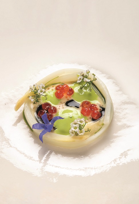 Asperge blanche, criste marine, géranium et œufs de brochet