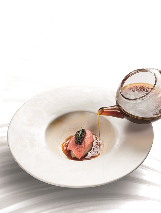 Oignon de roscoff,  ventrèche de thon, caviar osciètre