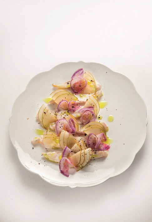 Bar en fines tranches, fins copeaux de poire et navet au verjus
