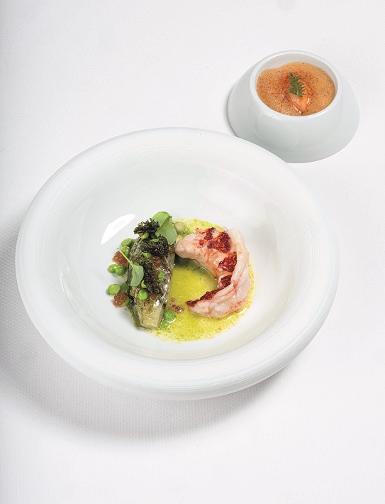 Homard cuit à la braise, cœur de laitue, pomme verte iodée, étuvée de petits pois primeurs, lactosérum perlé à l’huile de menthe