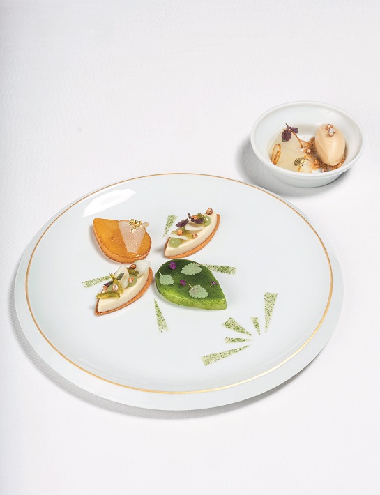 Poire williams, confiserie de céleri, sablé de petit épeautre rafraîchi d’un sorbet et pickles aigre-doux