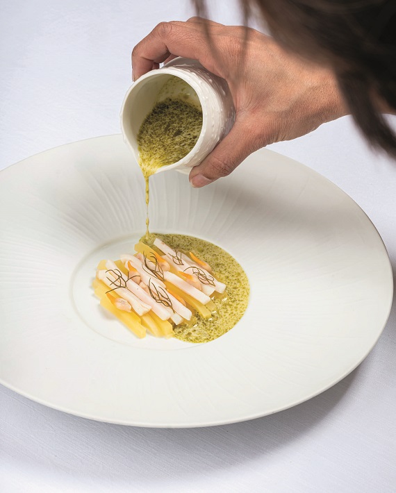 Couteau et lard di colonnata en fines lamelles, yacón en sauce marinière à l’huile de feuille de citron