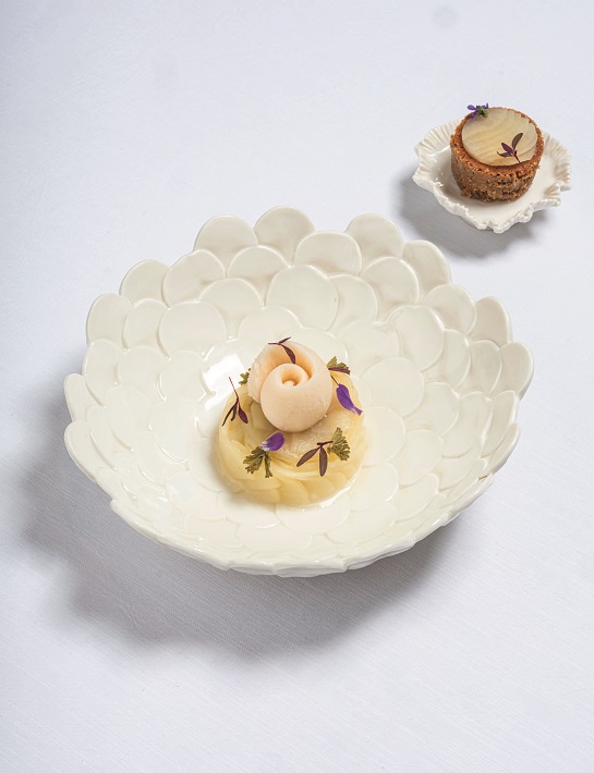 Poire cuite et en sorbet, compotée à la mandarine verte et géranium rosat, gâteau chaud aux 3 sucres