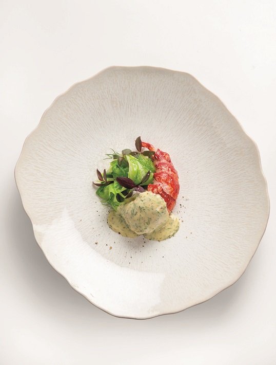 Homard bleu rôti à la feuille de figuier, chou de printemps, béarnaise anisée et poivre fumé