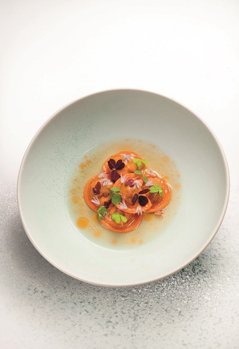 Ravioles coraillées de homard, bouillon de têtes vivifié au gingembre