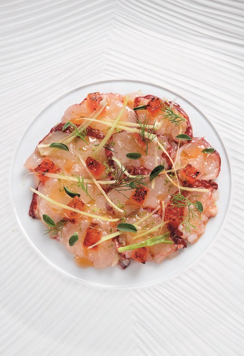 Carpaccio de homard normand mariné à l’huile de marjolaine, fenouil et pastèque