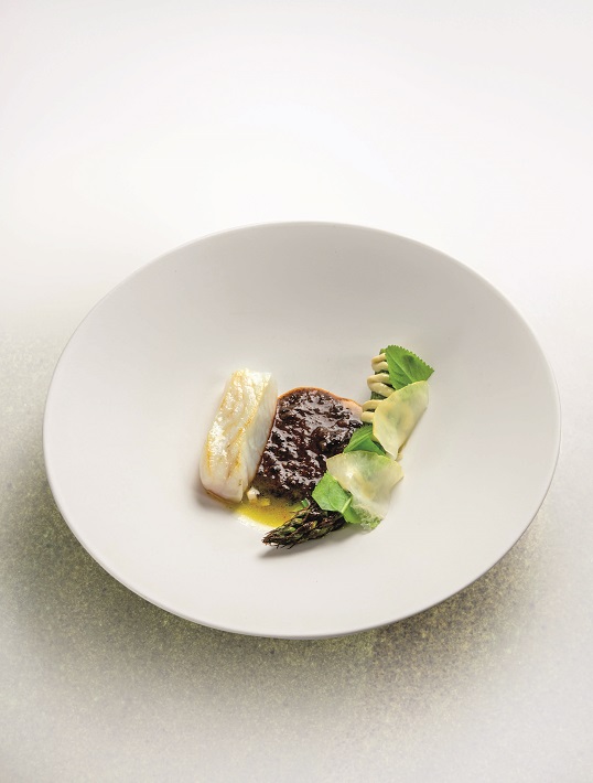 Barbue, asperge verte et concombre de mer