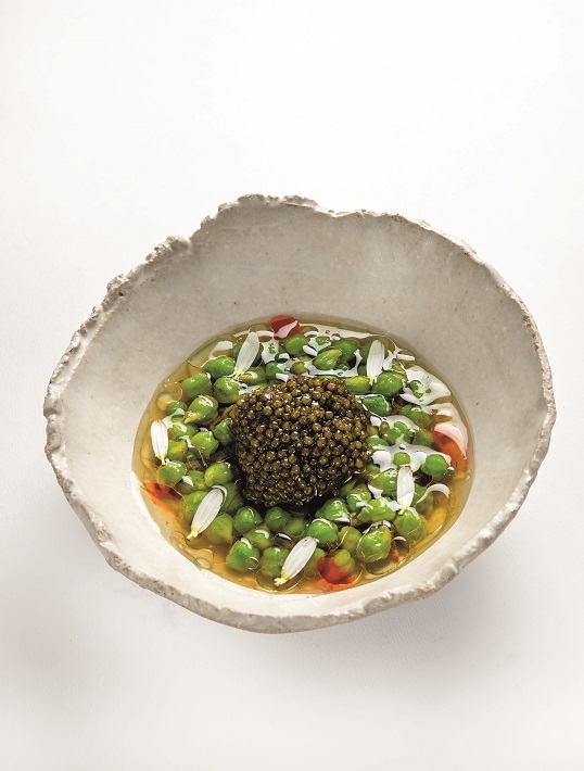 Le pois chiche vert, caviar osciètre prestige, fraise de veau en cocotte et consommé de sanglier à la broche