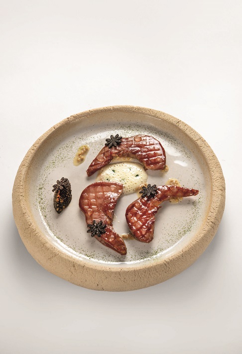 La parole, velouté lacté à la graine de moutarde, truffe noire à la cendre