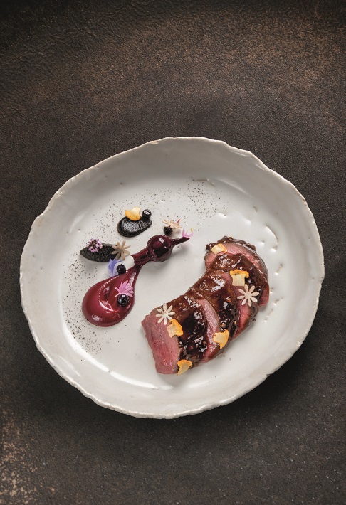 Selle de chamois, fruits rouges fermentés, truffe noire et jus de civet