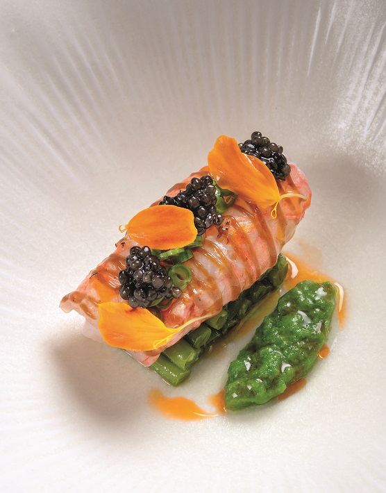 Langoustine en gravlax, haricots verts, gelée cassée de haricots verts, bisque liée, crème d’isigny parfumée, caviar osciètre